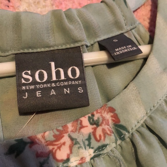 Woman’s floral Top - Picture 2 of 2